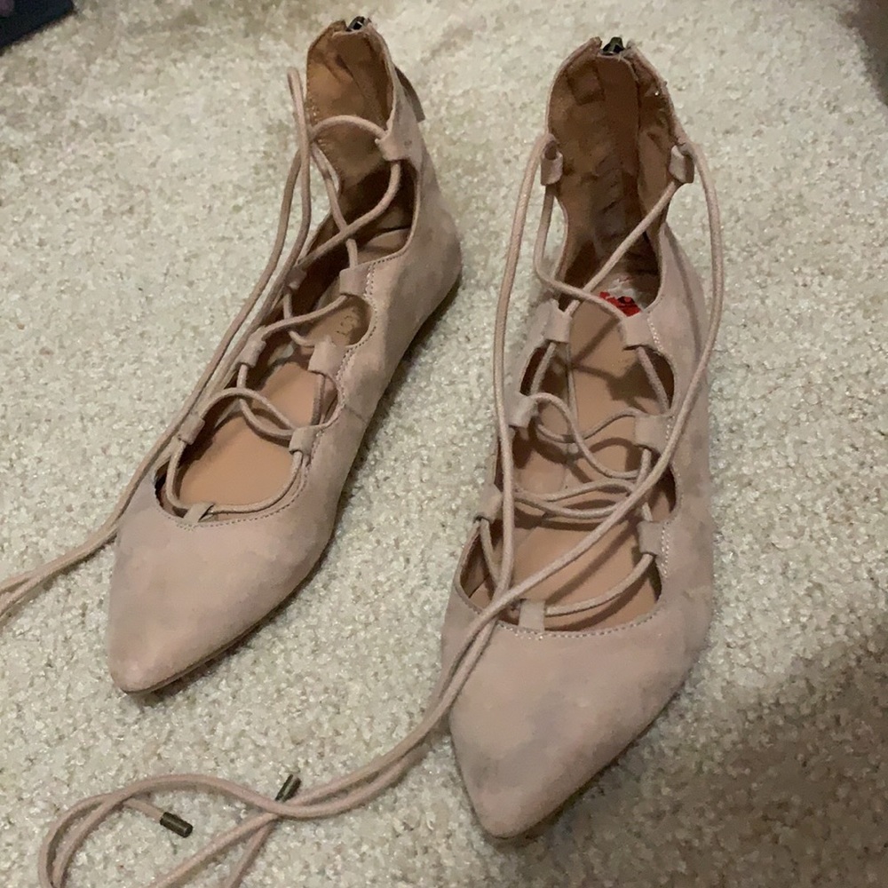 Tie up pointed toe flat
